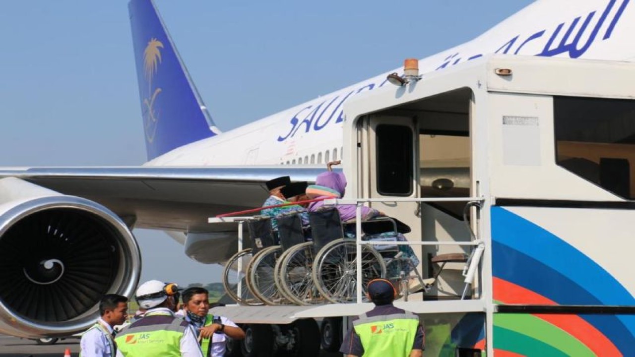 Calon haji siap naik pesawat di bandara yang dikelola PT Angkasa Pura I. ANTARA/HO-AP I.