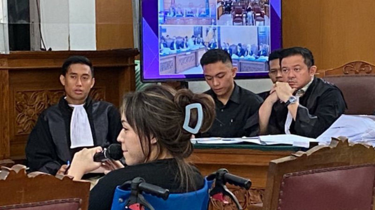 Saksi Anastasia Pretya Amanda atau APA (20) memberikan kesaksian dalam persidangan Mario-Shane, Jakarta, Selasa (4/7/2023). ANTARA/Luthfia Miranda Putri