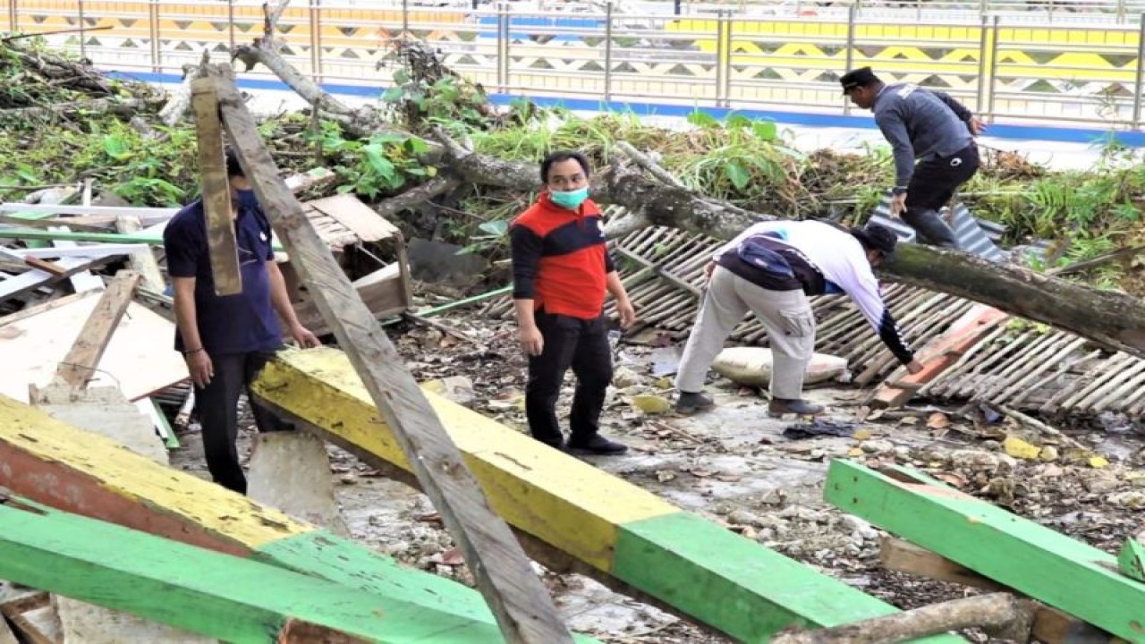 Aparat pemerintah membersihkan area sekitar Kali Kadia di Kota Kendari, Provinsi Sulawesi Tenggara, Jumat (21/7/2023). (ANTARA/HO Pemkot Kendari)