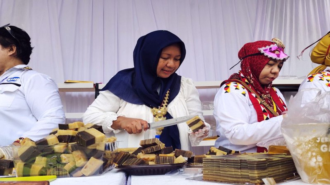 Salah satu pelaku UMKM tengah memotong engkak ketan, yang merupakan salah satu kue tradisional asal Lampung dengan lama pembuatan hingga enam jam. ANTARA/Ruth Intan Sozometa Kanafi.