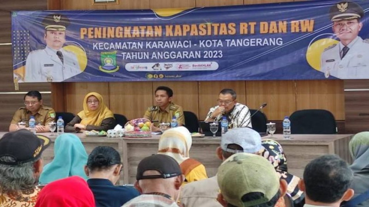 Kegiatan peningkatan kapasitas RT-RW terkait penggunaan aplikasi Gampang Urus Berkas (Pangkas) di lingkungan Kecamatan Karawaci, Selasa. Hadir sebagai narasumber yakni Kabid Statistik dan Pemberdayaan TIK, Anton Riyanto (paling kiri), Indri Astuti Kadis Kominfo, Camat Karawaci Mahdiar dan pengurus RT/RW lainnya. HO/Kecamatan Karawaci