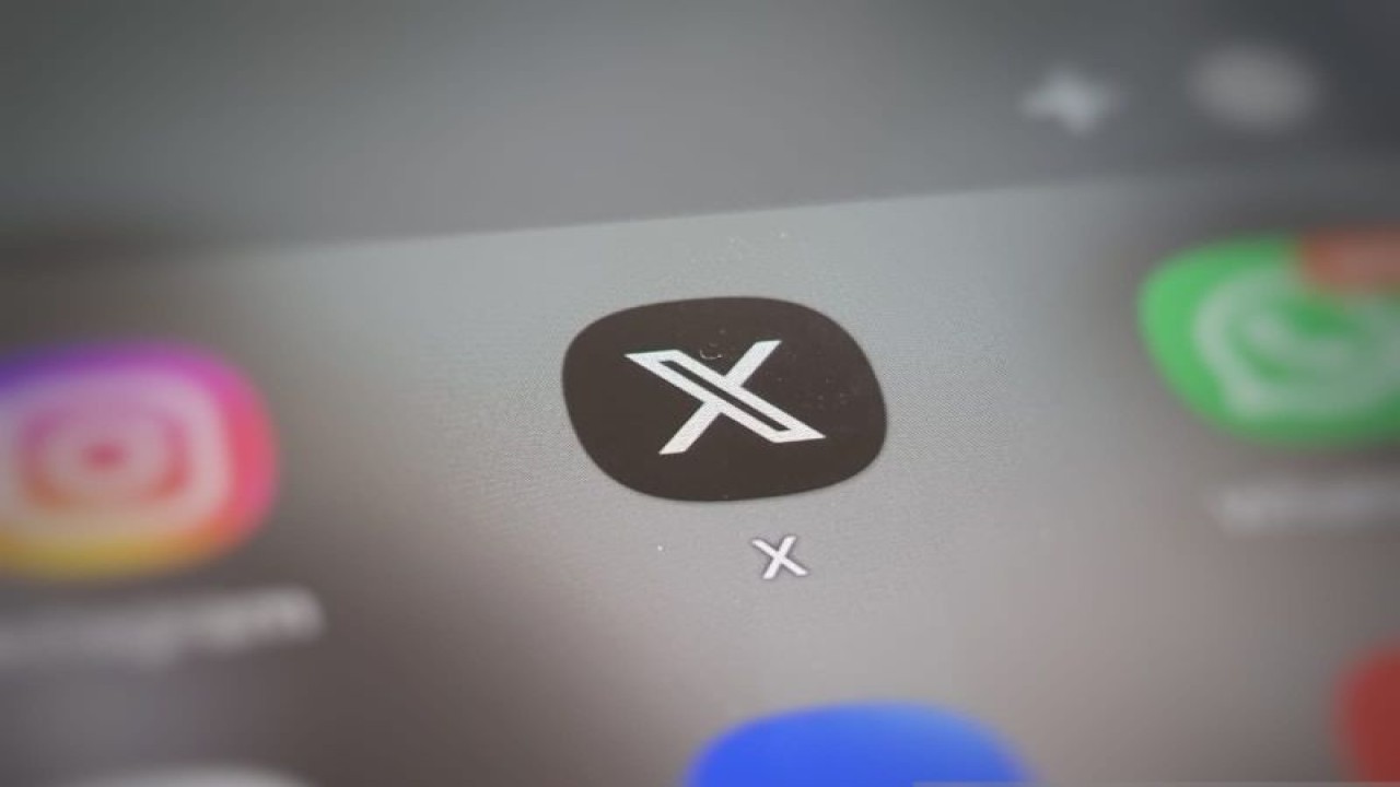 Ilustrasi logo aplikasi X yang terpasang di ponsel pintar. X diperkenalkan oleh Elon Musk setelah mengambil langkah perubahan citra Twitter menjadi X. (ANTARA/Livia Kristianti)