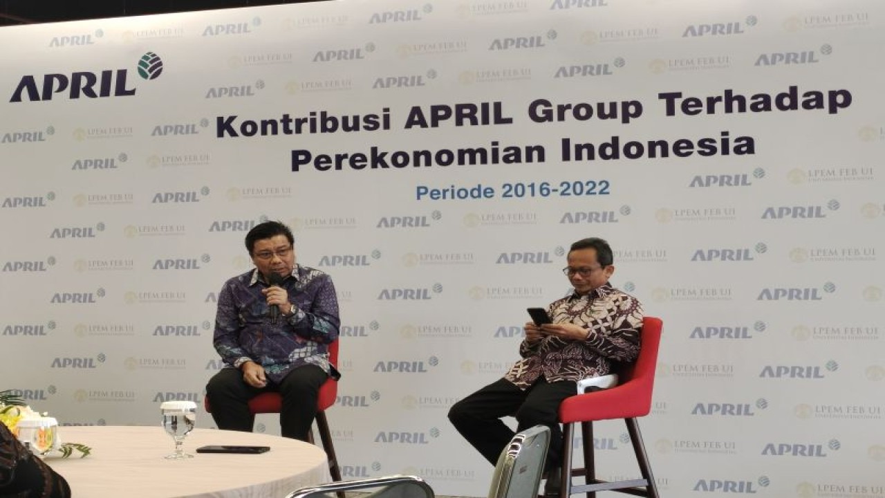 Presiden Direktur PT Riau Andalan Pulp and Paper (RAPP), unit usaha APRIL Group, Sihol Aritonang (kiri) dalam paparan "Kontribusi APRIL Group Terhadap Perekonomian Indonesia" di Jakarta, Kamis (13/7/2023). (ANTARA/Ade Irma Junida)