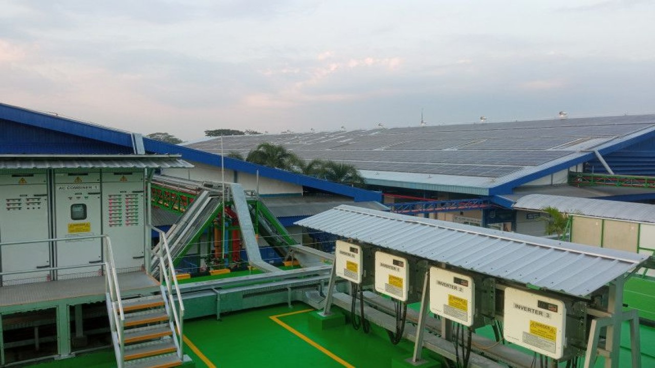 Pembangkit Listrik Tenaga Surya (PLTS) Atap berkapasitas 2.919 kiloWatt peak (kWp) milik Danone-AQUA di pabrik yang berlokasi di Klaten, Jawa Tengah, Selasa (11/07/2023). ANTARA/Muhammad Heriyanto
