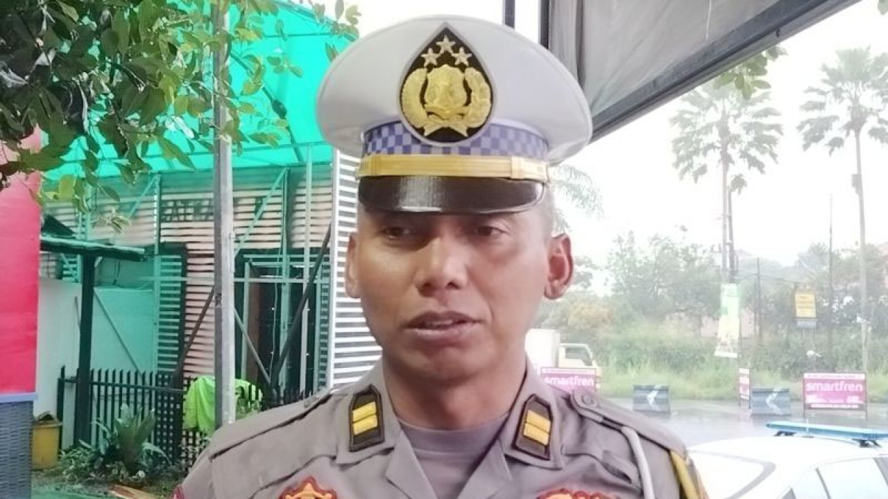 KBO Satlantas Polres Bogor Iptu Ardian Novianto di Pospol Simpang Gadog, Ciawi, Kabupaten Bogor, Jawa Barat. ANTARA/M Fikri Setiawan.