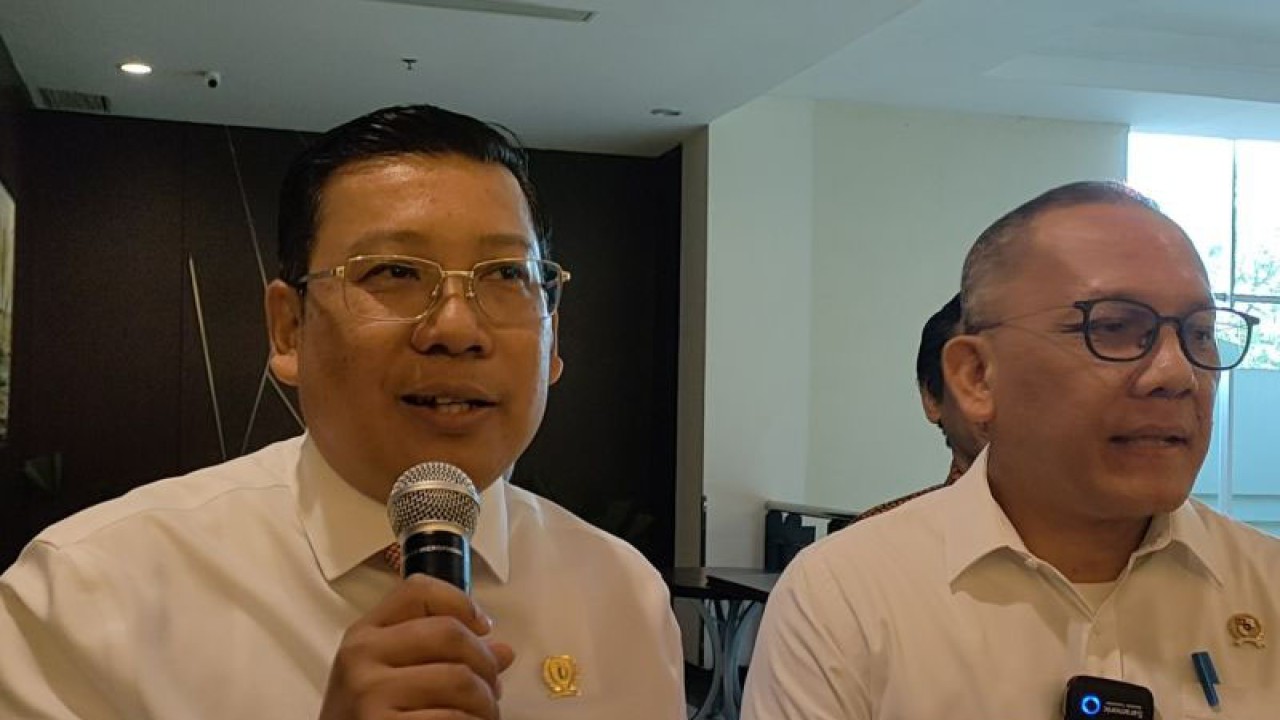 Kepala Bapanas Arif Prasetyo Adi (kiri) bersama Kepala BRIN Laksamana Tri Handoko (kanan) saat diwawancara usai menghadiri rapat koordinasi program dan kegiatan bersama mitranya di IICC Bogor, Selasa (4/7/2023). ANTARA/Linna Susanti