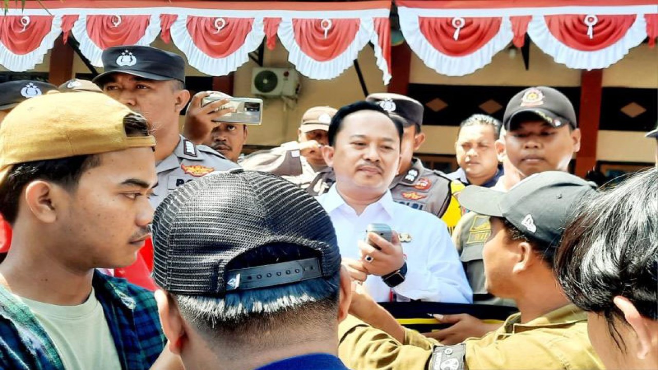 Kepala Dinas Ketahanan Pangan dan Pertanian Kabupaten Sumenep, Arif Firmanto (kemeja putih) menemui massa dari Aliansi Amanat Rakyat yang berdemo di depan kantornya, Rabu (26/7/2023). (FOTO ANTARA/Slamet Hidayat)