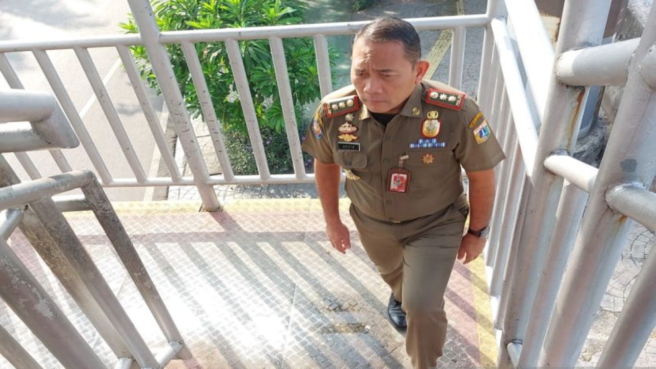 Kepala Satuan Polisi Pamong Praja (Satpol PP) DKI Jakarta Arifin saat meninjau langsung lantai JPO di Daan Mogot, Jakarta Barat, Selasa (4/7/2023). ANTARA/HO-Satpol PP DKI Jakarta