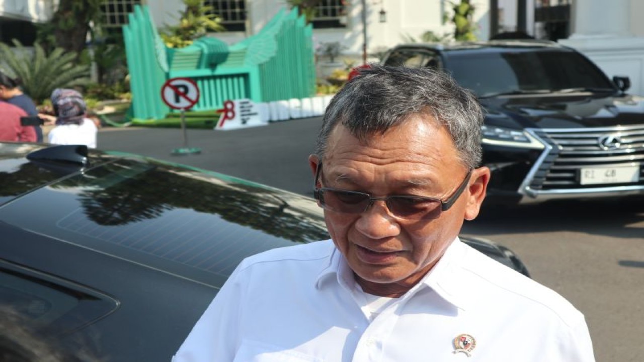 Menteri Energi dan Sumber Daya Mineral (ESDM) Arifin Tasrif di lingkungan istana kepresidenan Jakarta pada Senin (31/7/2023). ANTARA/Desca Lidya Natalia.