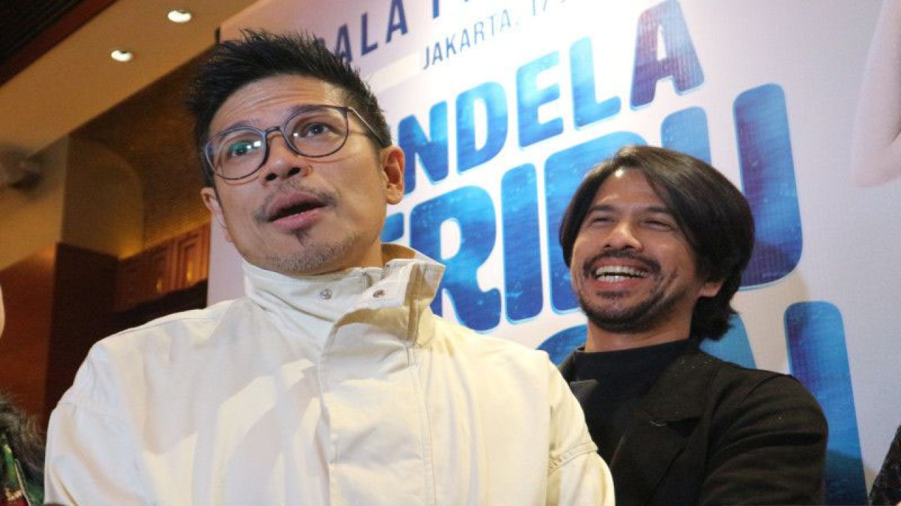 Ariyo Wahab (kanan) dan Bima (kiri) melakukan konferensi pers pada Gala Premiere “Jendela Seribu Sungai” di XXI Plaza Senayan, Jakarta Pusat, Senin (17/7). (ANTARA/Pamela Sakina)