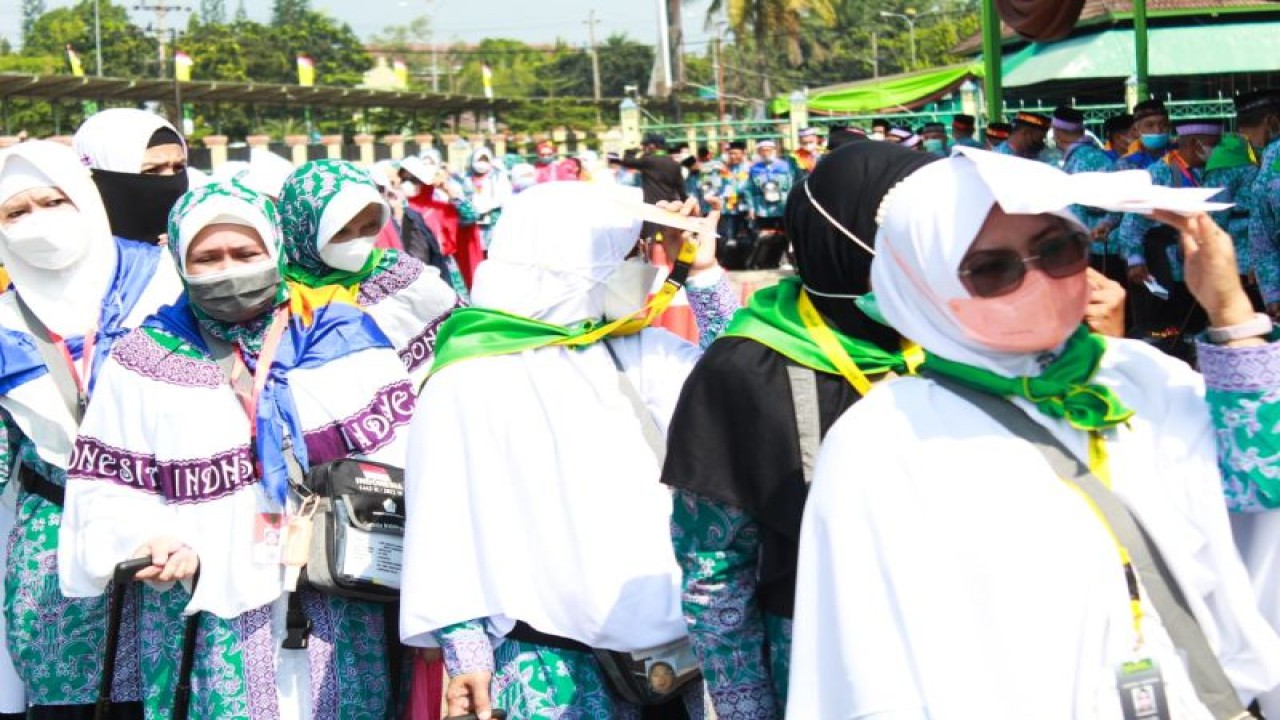 Arsip Foto - Jamaah haji asal Lampung di Asrama Haji Rajabasa, Kota Bandarlampung. (ANTARA/Dian Hadiyatna)