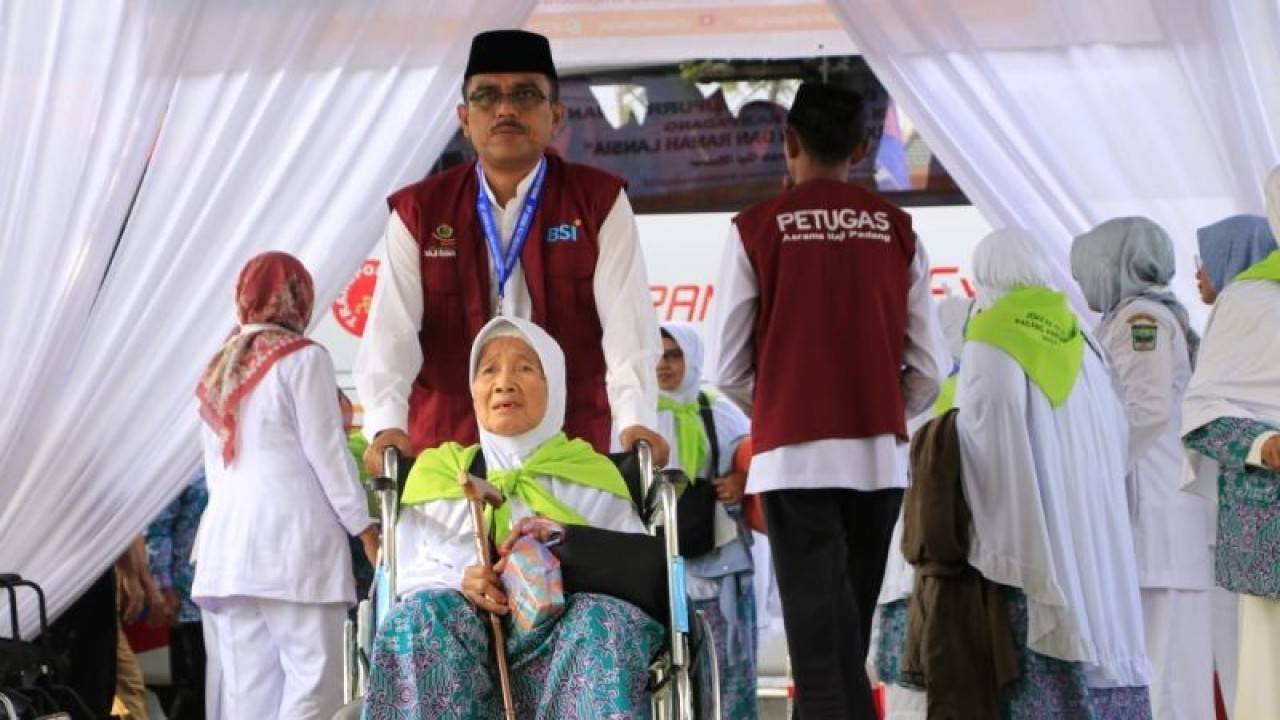 Arsip Foto - Petugas membantu anggota jamaah haji asal Sumatera Barat. (ANTARA/HO-Humas Kemenag Sumbar)