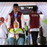 Arsip Foto - Petugas membantu anggota jamaah haji asal Sumatera Barat. (ANTARA/HO-Humas Kemenag Sumbar)-1688456864