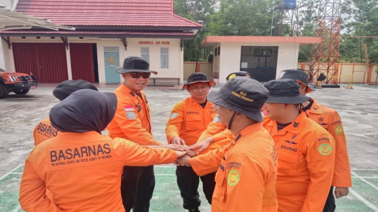 Arsip Foto - Tim SAR Pekanbaru bersiap melakukan operasi penyelamatan. (ANTARA/HO Basarnas Pekanbaru)