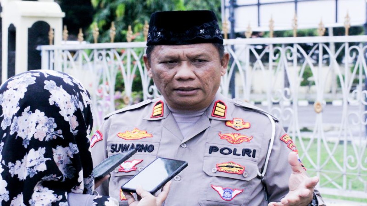 Arsip--Kasat Lantas Polres Situbondo AKP Suwarno memberikan keterangan kepada wartawan. ANTARA/Novi Husdinariyanto