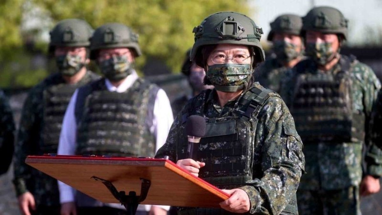 Presiden Taiwan Tsai Ing-wen memberikan keterangan pers usai meninjau latihan tentara cadangan di Nanshipu, Taiwan, Sabtu (12/3/2022). Tentara cadangan tersebut dibentuk Taiwan untuk memperkuat pasukan militer jika peperangan melawan China benar-benar meletus. (ANTARA FOTO/REUTERS/Ann Wang/wsj.)