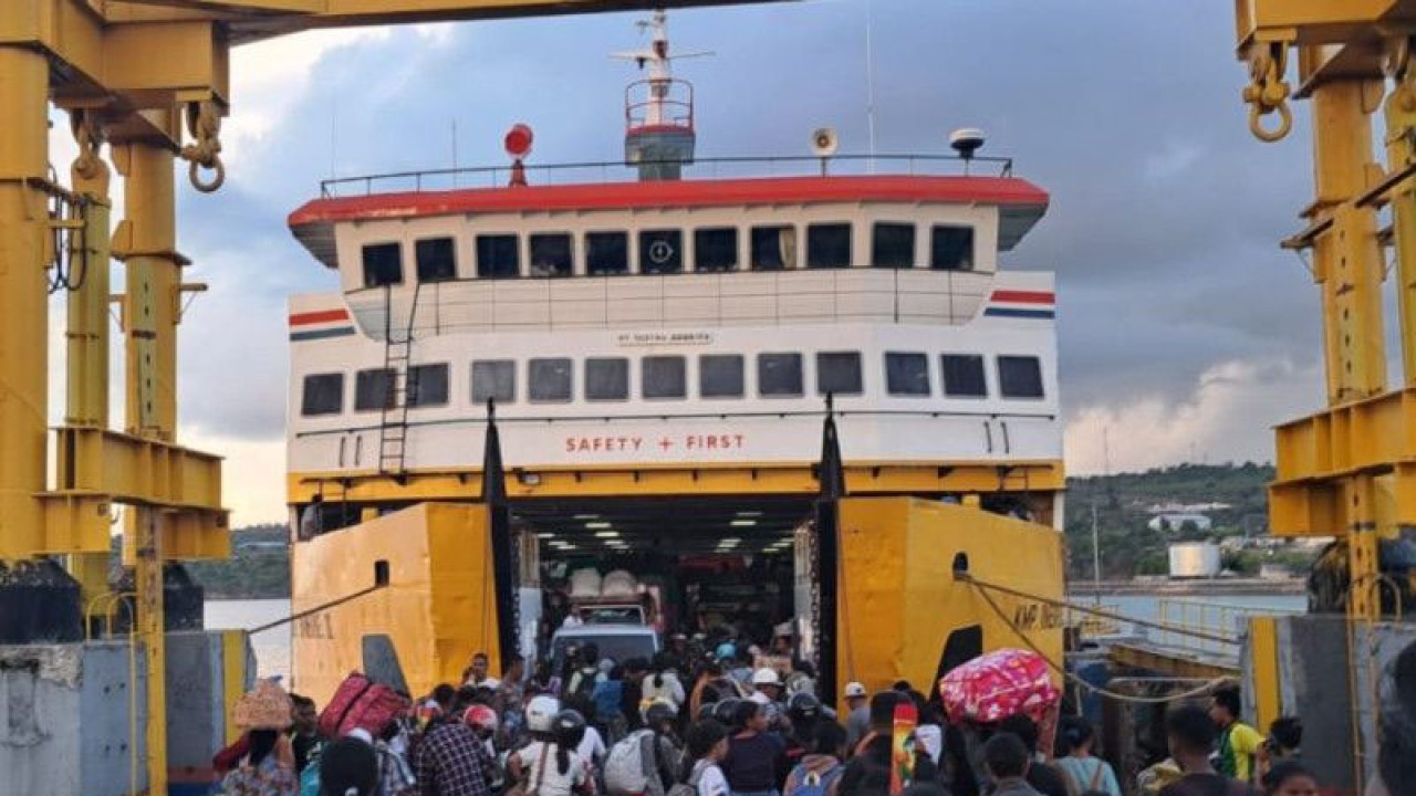 Para pengguna jasa angkutan penyeberangan tampak berdesak-desakan memasuki Kapal Fery di Pelabuhan Bolok Kupang, Rabu, (27/6/2023). Kapal tersebut dijadwalkan akan bertolak menuju Lembata dan Deri di Pulau Adonara. (ANTARA/Bernadus Tokan)