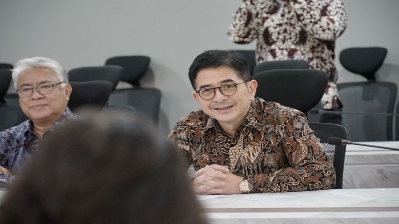 Ketua ASEAN Business Advisory Council (ASEAN-BAC) Arsjad Rasjid (kanan) bersama delegasi berada di Bangkok, Thaliand, pada 6-9 Juli 2023 dalam rangka roadshow kepemimpinan Indonesia pada ASEAN-BAC Tahun 2023. ANTARA/HO-ASEAN-BAC
