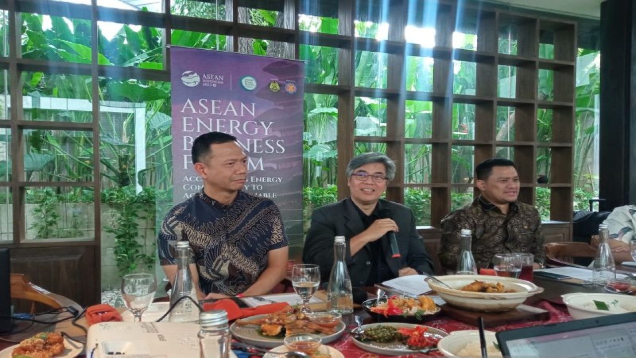 Executive Director of ASEAN Center for Energy (ACE) Nuki Agya Utama dalam Media Briefing ACE di kawasan Menteng, Jakarta, Kamis. (ANTARA/ Muhammad Heriyanto)