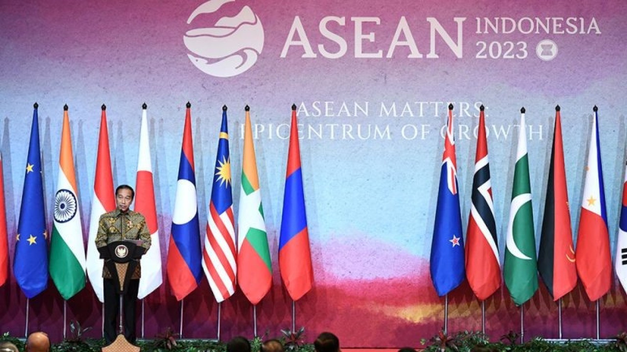 Presiden Joko Widodo menyampaikan pidato dalam courtesy call penyelenggaraan Pertemuan Ke-56 Menteri Luar Negeri ASEAN (AMM) di Jakarta, Jumat (14/7/2023). ANTARA FOTO/Hafidz Mubarak A/Spt.