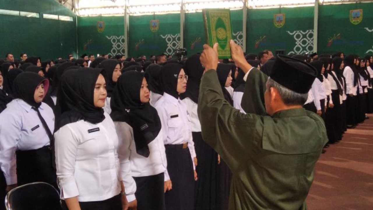 Pengambilan sumpah jabatan bagi guru yang diangkat menjadi ASN lewat skema Pegawai Pemerintah dengan Perjanjian Kontrak (PPPK) di lapangan tenis Angga Sasana Krida Kudus, Jateng, Selasa (11/7/2023). (FOTO ANTARA/Akhmad Nazaruddin Lathif)
