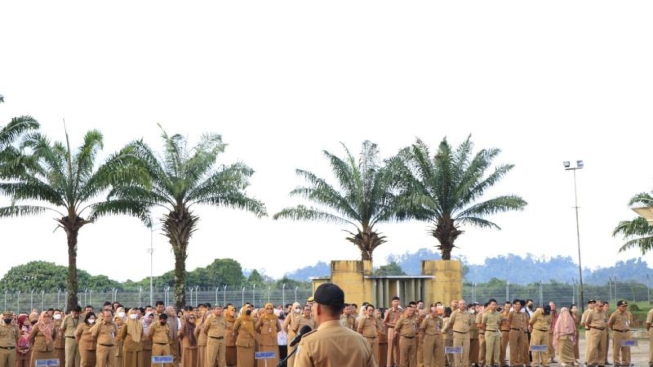 Aparatur sipil negara Pemprov Kaltara menyimak pidato Asisten Bidang Pemerintahan Setprov Kaltara Datu Iqro Ramadhan pada apel pagi di Lapangan Agatis, Tanjung Selor, Bulungan, Senin (3/7/2023). (ANTARA/Muh. Arfan)