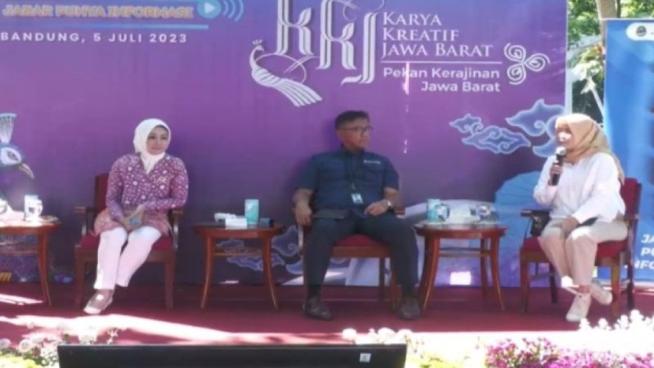 Ketua Dekranasda Jawa Barat, Atalia Praratya (kiri), Deputi Kepala Perwakilan Bank Indonesia Jawa Barat Jeffri Dwi Putra (tengah) dan Kepala Dinas Perindustrian dan Perdagangan (Disperindag) Jawa Barat Noneng Komara Nengsih (kanan), pada acara Jabar Punya Informasi (Japri) Vol 127, di Taman Museum Gedung Sate, Kota Bandung, Rabu (5/7/2023). (ANTARA/Ajat Sudrajat)