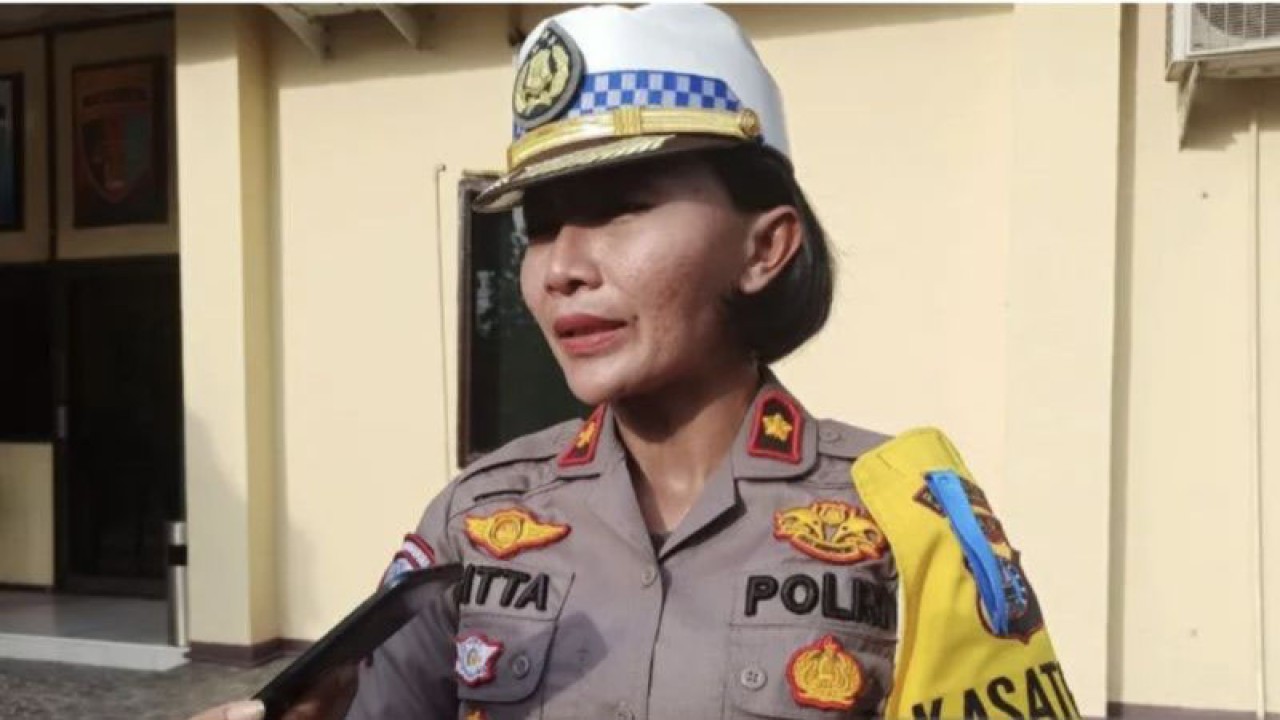 Kasatlantas Polresta Pekanbaru Kompol Birgitta Atvina Wijayanti saat diwawancarai awak media. (ANTARA/Annisa Firdausi)