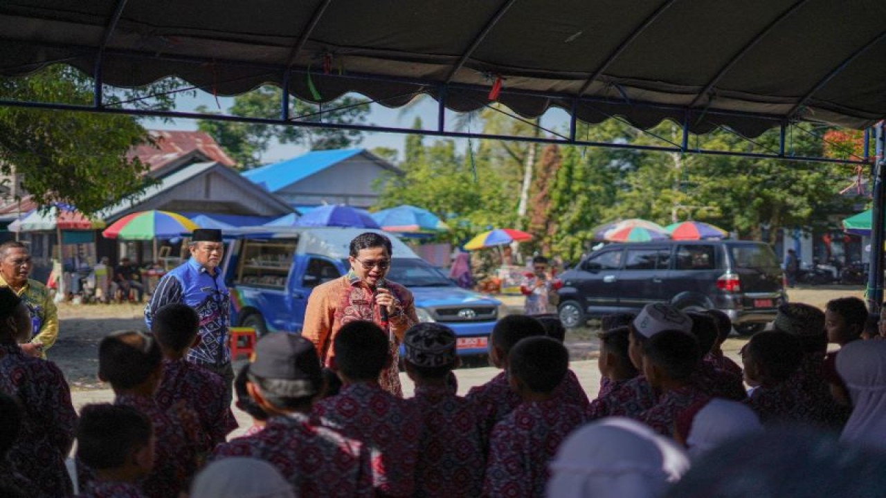 Bupati Hulu Sungai Tengah (HST) Aulia Oktafiandi saat memberikan pengarahan kepada siswa Sekolah Dasar (SD) di Kecamatan Limpasu, Hulu Sungai Tengah, Kalimantan Selatan, Kamis (27/7/2023). (ANTARA/HO-Pemkab HST)