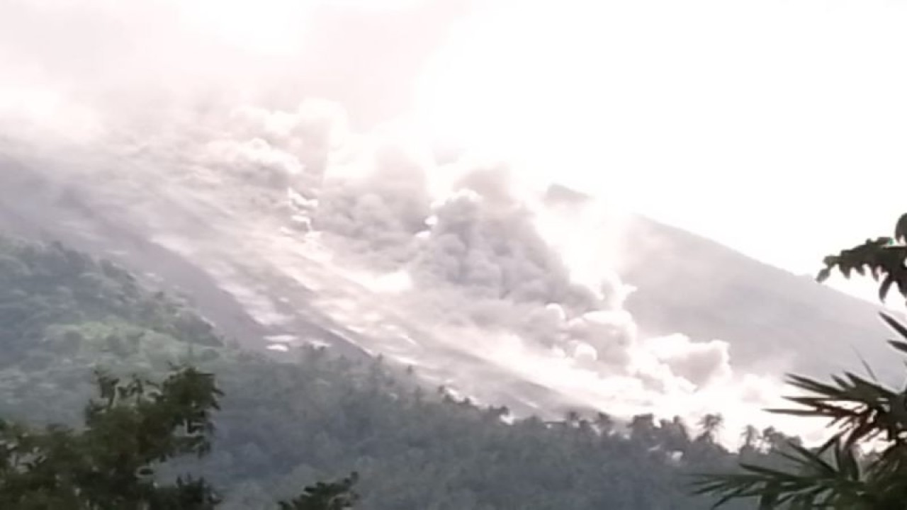 Sebanyak 17 warga atau sembilan kepala keluarga Dusun Bolo, Kelurahan Tarorane, Kecamatan Siau Timur, Kabupaten Kepulauan Sitaro, Sulut, diungsikan akibat awan panas guguran Gunung Karangetang. Pos PGA Karangetang mengabadikan awan panas guguran yang meluncur menuruni lereng gunung pukul 07.58 WITA. ANTARA/HO-POS PGA Karangetang (1)