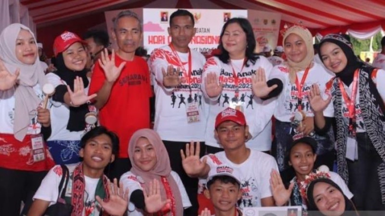 Penjabat Gubernur Kepulauan Bangka Belitung Suganda Pandapotan Pasaribu bersama Pj Ketua TP PKK Kepulauan Babel Maya Suganda Pasaribu berserta anak-anak berfoto bersama saat menghadiri puncak Peringatan Hari Anak Nasional (HAN) ke-39 tahun 2023 di Kota Semarang, Minggu malam. ANTARA/ HO-Humas Diskominfo Babel.