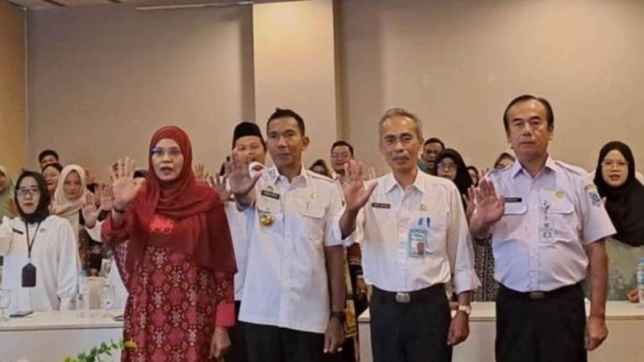 Penjabat Gubernur Kepulauan Babel Suganda Pandapotan Pasaribu (kiri kedua) saat menghadiri kegiatan pencegahan kekerasan terhadap anak di Pangkalpinang, Rabu (26/7/2023). ANTARA/Aprionis.