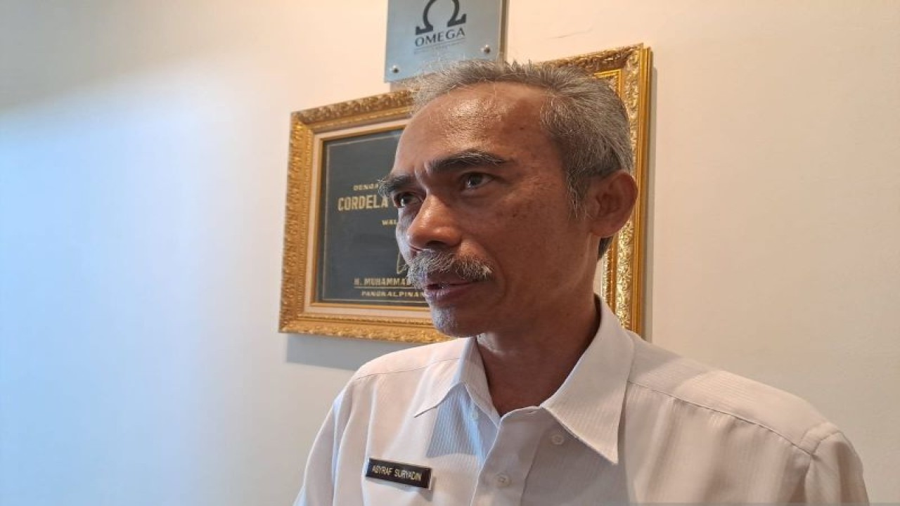 Kepala Dinas Pemberdayaan Perempuan Perlindungan Anak, Administrasi Kependudukan Pencatatan Sipil dan Pengendalian Penduduk Keluarga Berencana (DP3ACSKB) Provinsi Kepulauan Babel Asyraf Suryadin di Pangkalpinang, Rabu (26/7/2023). (ANTARA/Aprionis)