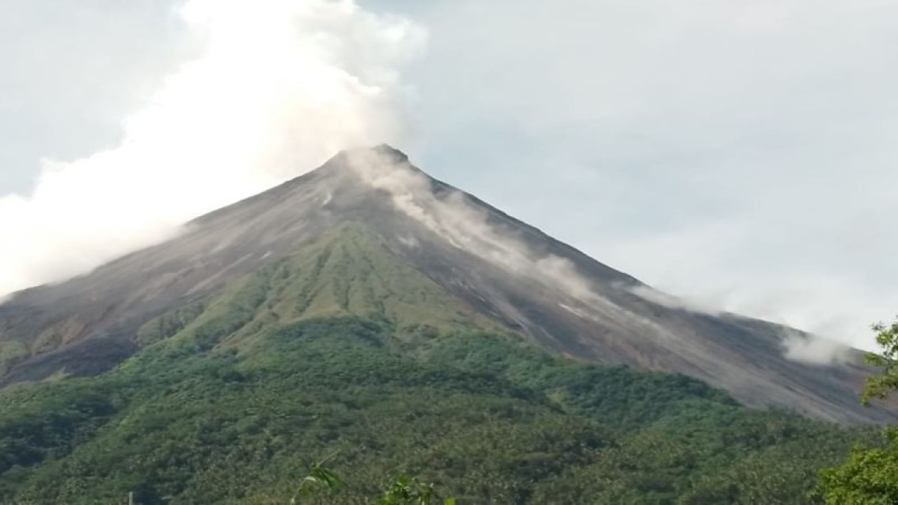 Badan Geologi, Kementerian Energi dan Sumber Daya Mineral menyebutkan guguran lava Gunung Karangetang, di Kabupaten Kepulauan Sitaro, Sulawesi Utara (Sulut) mencapai 1.750 meter. Tampak guguran lava tanggal 5 Juli 2023 pukul 14.00 WITA masih terjadi. (ANTARA/HO-POS PGA Karangetang).