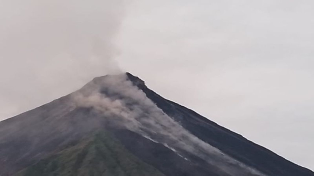 Warga yang bermukim di sekitar sekitar Gunung Karangetang, Kabupaten Kepulauan Sitaro, Sulawesi Utara diimbau mematuhi rekomendasi yang dikeluarkan Badan Geologi Kementerian ESDM. Guguran lava pijar masih terjadi, foto diambil pada 5 Juli 2023 pukul 16:22 WITA. ANTARA/HO-Pos PGA Karangetang (1)
