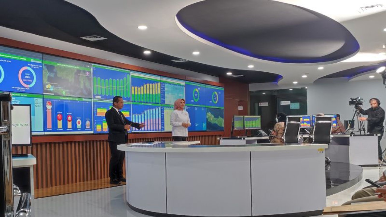 Menteri Investasi/Kepala BKPM Bahlil Lahadalia (kiri) dalam paparan realisasi investasi triwulan II 2023 di Jakarta, Jumat (21/7/2023). (ANTARA/Ade Irma Junida)