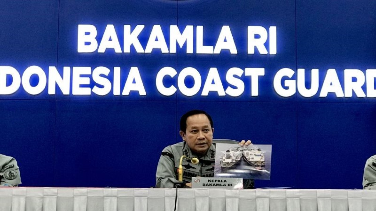 Kepala Badan Keamanan Laut (Bakamla) RI Laksamana Madya TNI Aan Kurnia saat jumpa pers di Markas Besar Bakamla, Jakarta, Selasa (11/7/2023) menunjukkan foto kapal supertanker berbendera Iran, MT Arman 114, dan kapal supertanker Kamerun MT S Tinos, yang melakukan aktivitas ilegal di perairan ZEE Indonesia. ANTARA/Genta Tenri Mawangi.