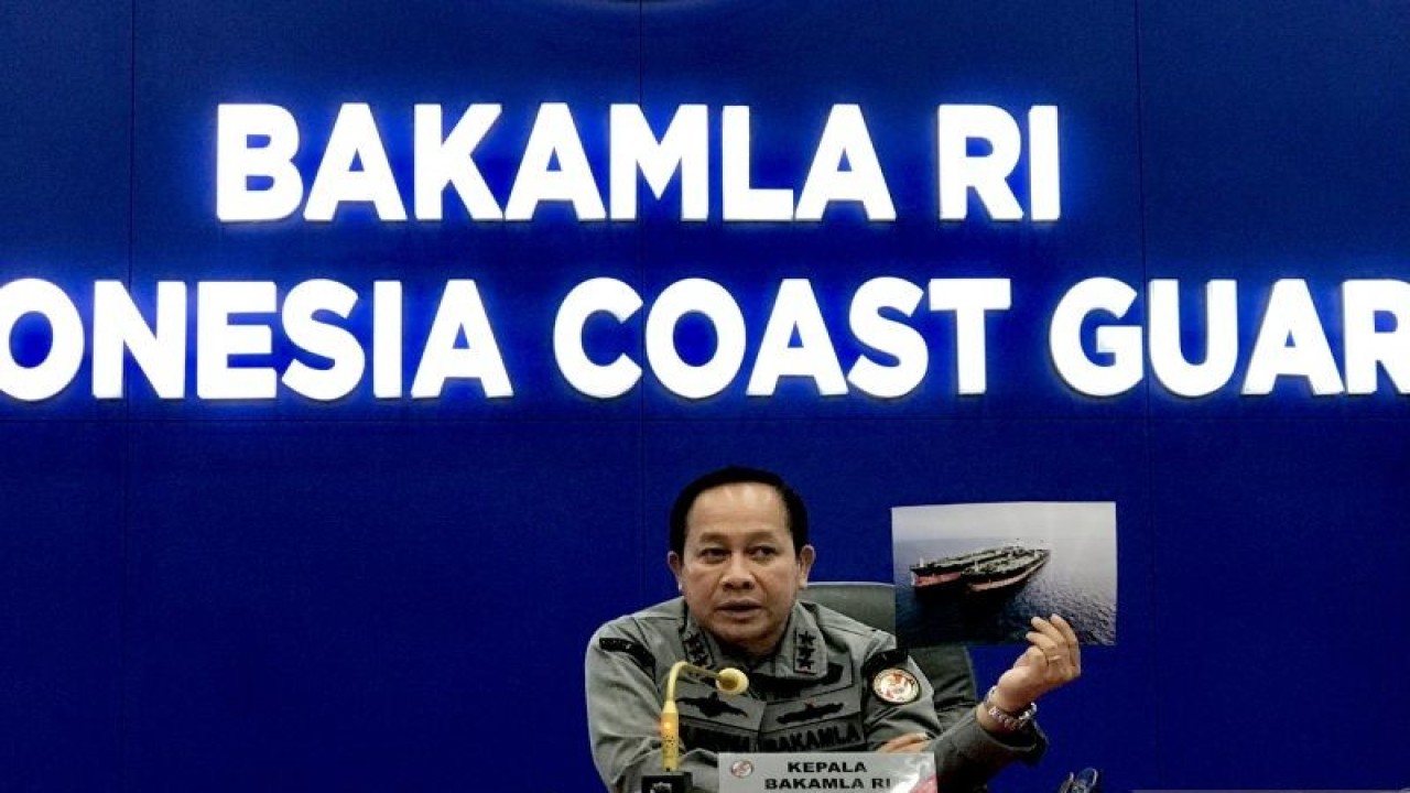 Kepala Badan Keamanan Laut (Bakamla) RI Laksamana Madya TNI Aan Kurnia saat jumpa pers di Markas Besar Bakamla, Jakarta, Selasa (11/7/2023) menunjukkan foto kapal supertanker berbendera Iran yang melakukan aktivitas ilegal di perairan ZEE Indonesia. ANTARA/Genta Tenri Mawangi.