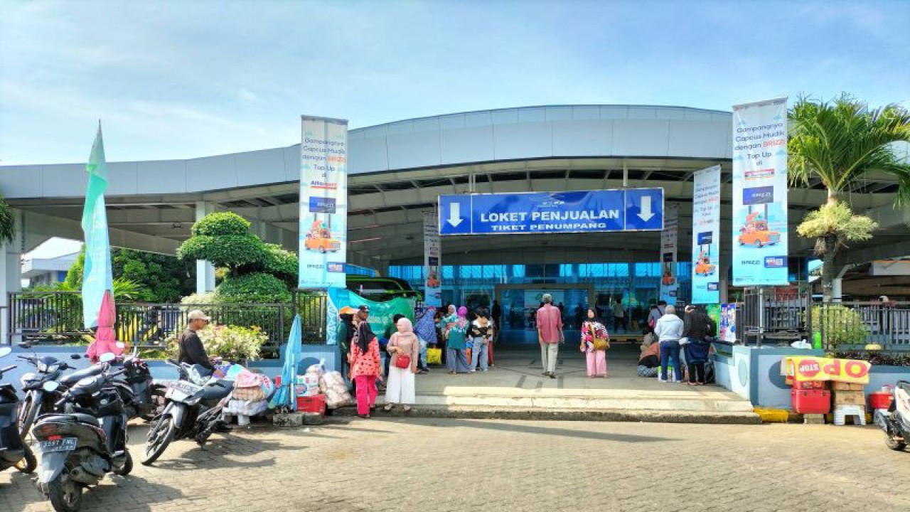 Suasana di terminal Pelabuhan Bakauheni Lampung Selatan, Provinsi Lampung pada H+2 Idul Adha 1444 Hijriah, Sabtu (1/7/2023). FOTO ANTARA/Riadi Gunawan