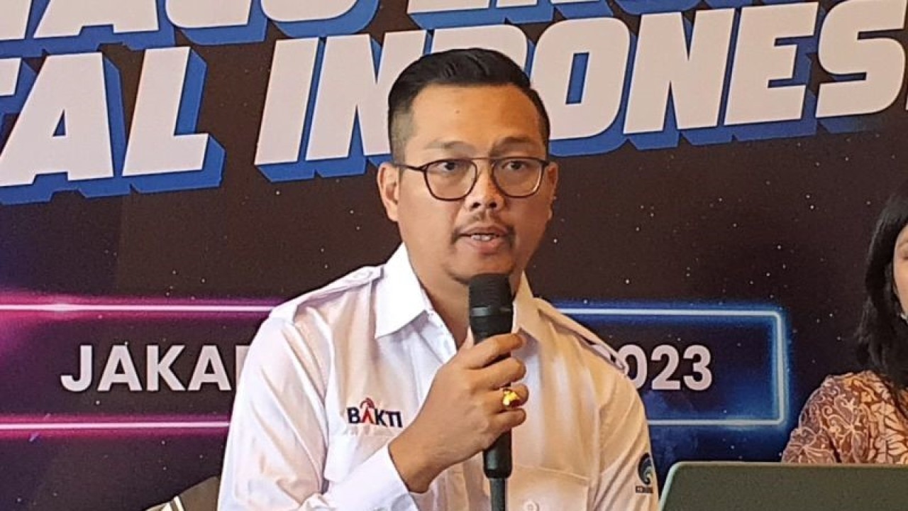 Kepala Divisi Satelit BAKTI Kominfo Sri Sanggrama Aradea saat menjadi narasumber dalam acara diskusi FORWAT X BAKTI Kominfo "Bagaimana SATRIA-1 Memacu Ekonomi Digital Indonesia?" di Jakarta Pusat, Senin (31/7/2023). (ANTARA/Livia Kristianti)
