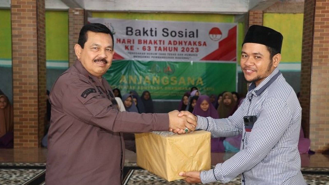 Kajati Maluku Edyward Kaban, SH. MH dan Wakajati Andi Dharmawangsa, SH. MH menyerahkan bantuan sembako kepada dua panti asuhan dan purnabakti kejati sambut Hari Bhakti Adhyaksa ke-63. (21/7). ANTARA/HO-Kejati Maluku