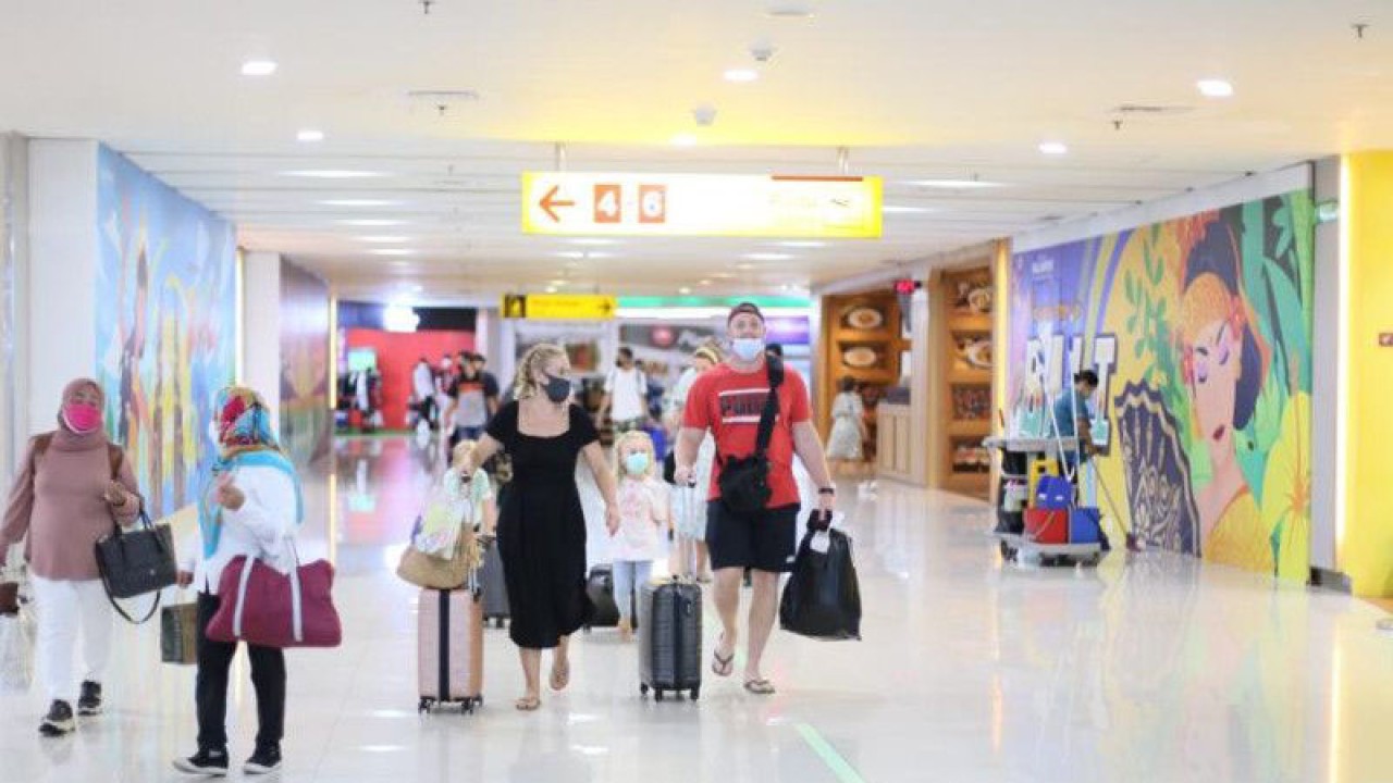 Arsip foto - Sejumlah calon penumpang bersiap berangkat di Bandara Internasional I Gusti Ngurah Rai, Bali, Kamis (13/4/2023) ANTARA/HO-Angkasa Pura I Bandara Ngurah Rai Bali