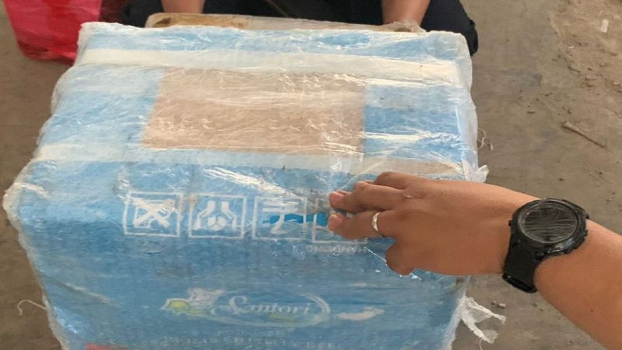 Barang bukti paket berisi minuman keras dari Bali sebanyak 96 liter yang diungkap KPPBC Tipe Madya Kudus, Jawa Tengah, Kamis (6/7/2023). (ANTARA/HO-KPPBC)