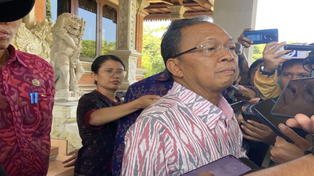 Gubernur Bali Wayan Koster saat menjelaskan kondisi bau di TPST Kertalangu di Denpasar, Senin (24/7/2023). ANTARA/Ni Putu Putri Muliantari