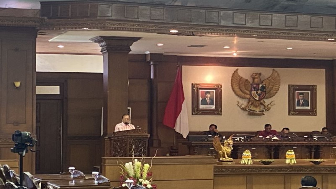 Gubernur Bali Wayan Koster saat mengikuti sidang paripurna bahas raperda pungutan retribusi ke wisatawan mancanegara di Denpasar, Senin (24/7/2023). ANTARA/Ni Putu Putri Muliantari