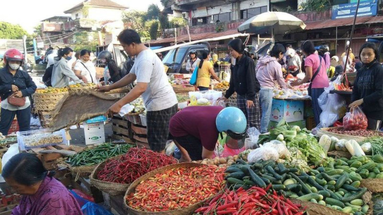 Pembeli memilih kebutuhan bahan pangan di Pasar Kreneng, Denpasar, Bali, Rabu (26/7/2023). ANTARA/Dewa Ketut Sudiarta Wiguna/am.