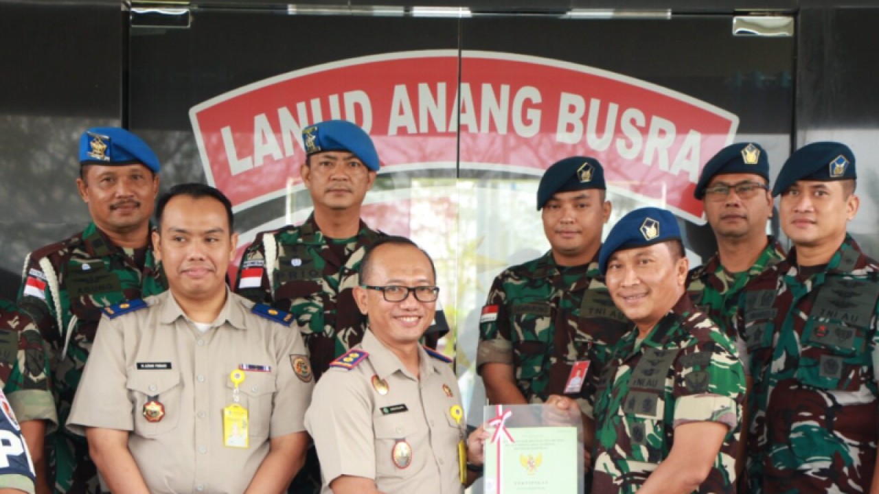 Ilustrasi - Danlanud Anang Busra Kolonel Pnb. Bambang Sudewo menerima sertifikat tanah aset Lanud Anang Busra dari Kepala Badan Pertanahan Nasional (BPN) Kabupaten Nunukan Jhon Palapa di Mako Lanud Anang Busra, pekan lalu. (ANTARA/HO-LANUD ANANG BUSRA)