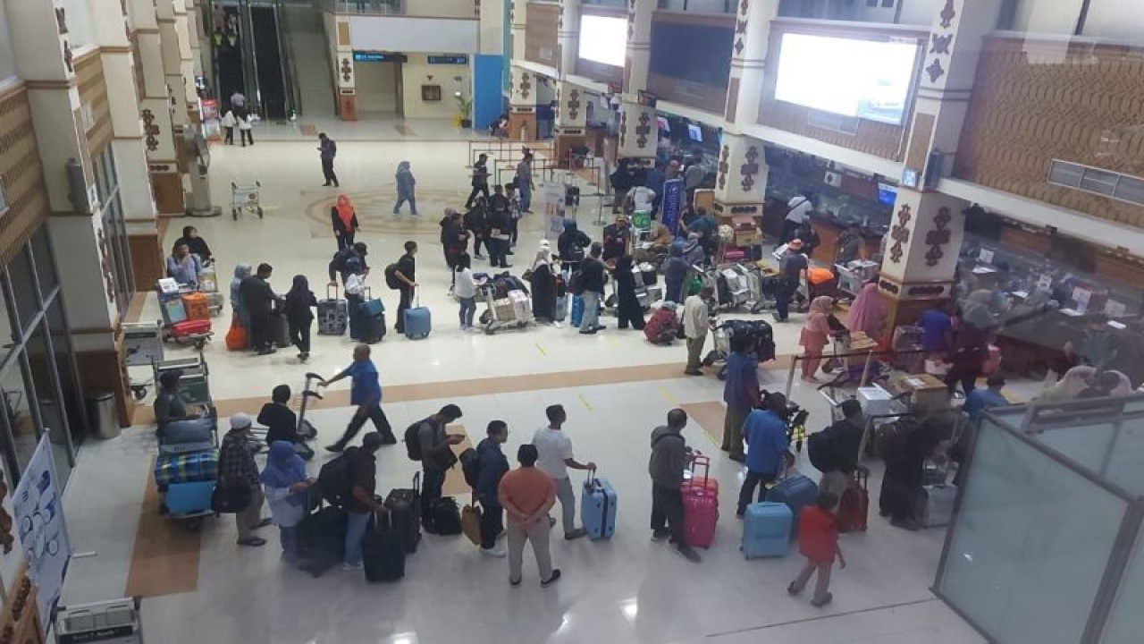 Aktivitas penumpang di Bandara Internasional Sultan Iskandar Muda Blang Bintang Aceh Besar, Minggu (ANTARA/ HO)