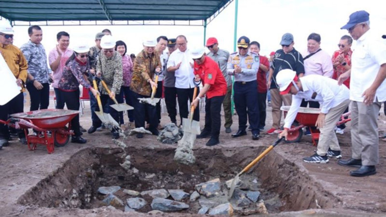 Doa syukur disertai dengan peletakan batu pertama dilakukan di lokasi Bandara Singkawang (Rudi)