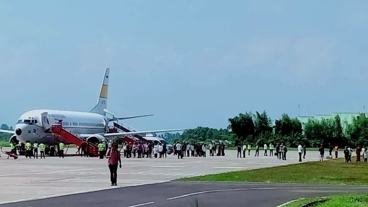 Ibu Negara Republik Indonesia Iriana dan rombongan tiba di Bandara Internasional Banyuwangi, Jawa Timur. Selasa (25/7/2023) ANTARA/ Novi Husdinariyanto